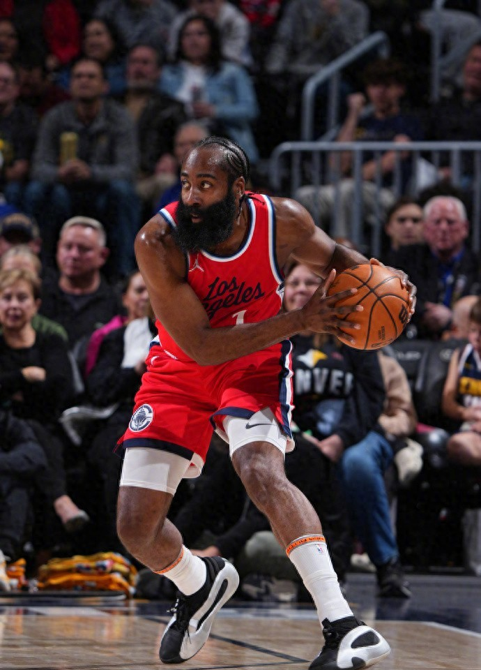 包含加时末段CBA常规赛传出新动向，洛杉矶快船单刀错失，管理层表态——话题不断，资深球员宣示担当的词条